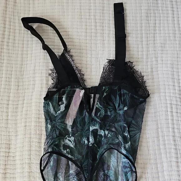Victoria's Secret Black and Green Lace Bra - Picture 3 of 3